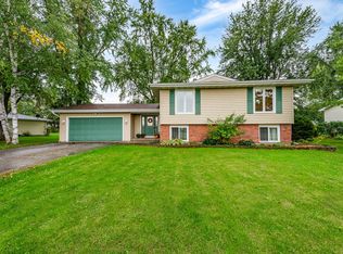 122 Rowantree Rd, Sycamore, IL 60178