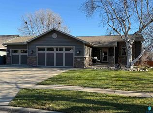 2022 S Gordon Dr, Sioux Falls, SD 57110