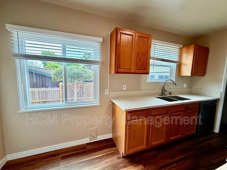 590 Oak St — Photo 7