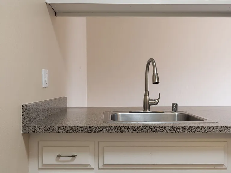 Country Club Apartments — Photo 8