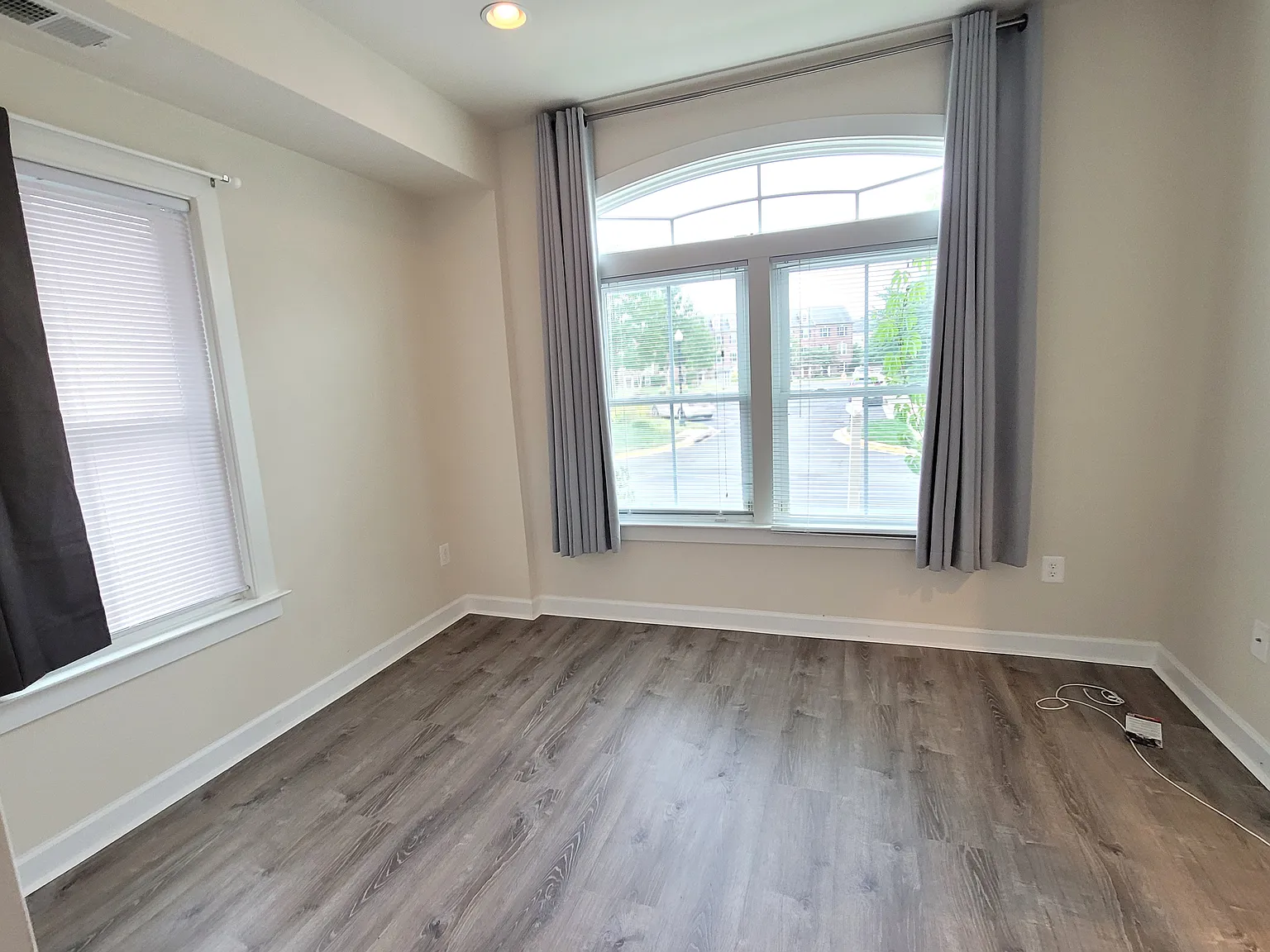 4 bed, 4.5 bath, 2500 sqft, $3,400 — Photo 3