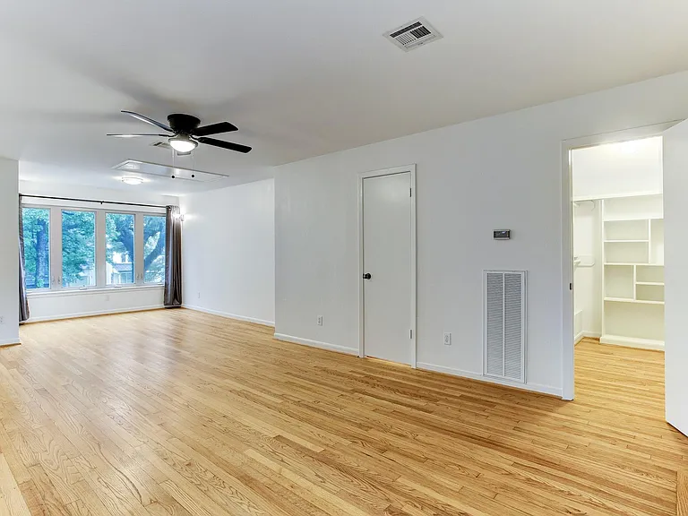 613 E 21st St — Photo 15
