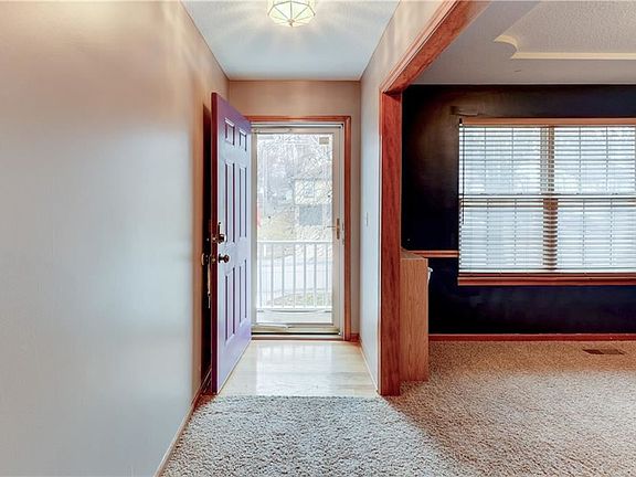 3rd image of 519 NE Fox Trail Dr