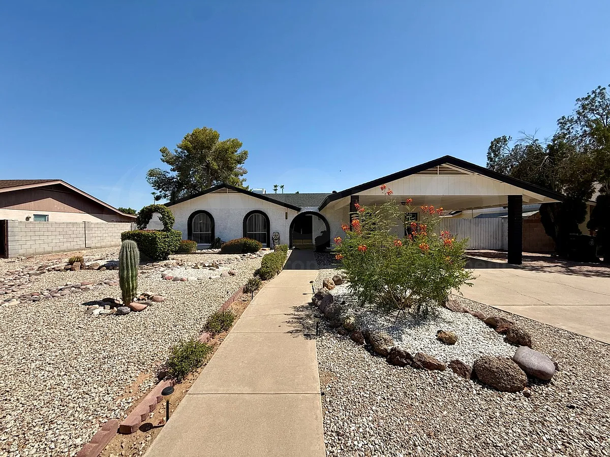 3 bed, 2.0 bath, 1871 sqft, $2,499 — Photo 2