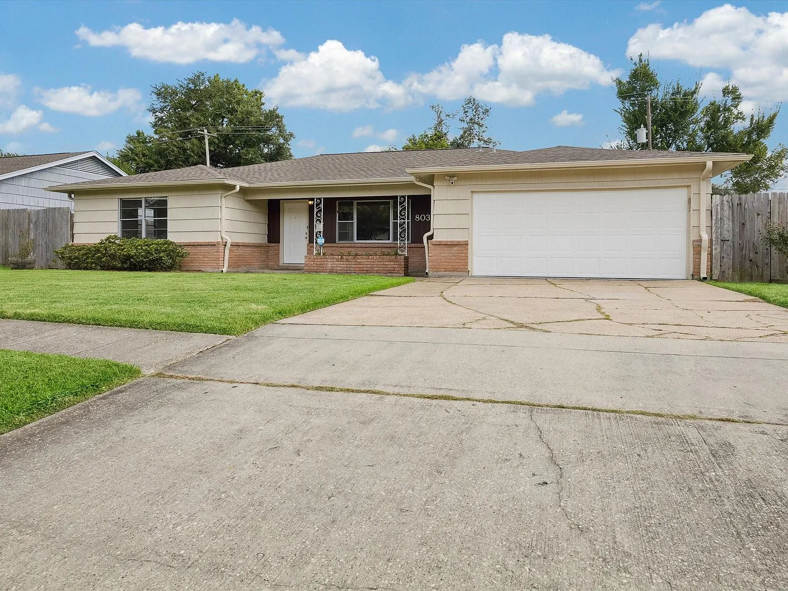 3 bed, 2.0 bath, 1730 sqft, $2,400 — Photo 2