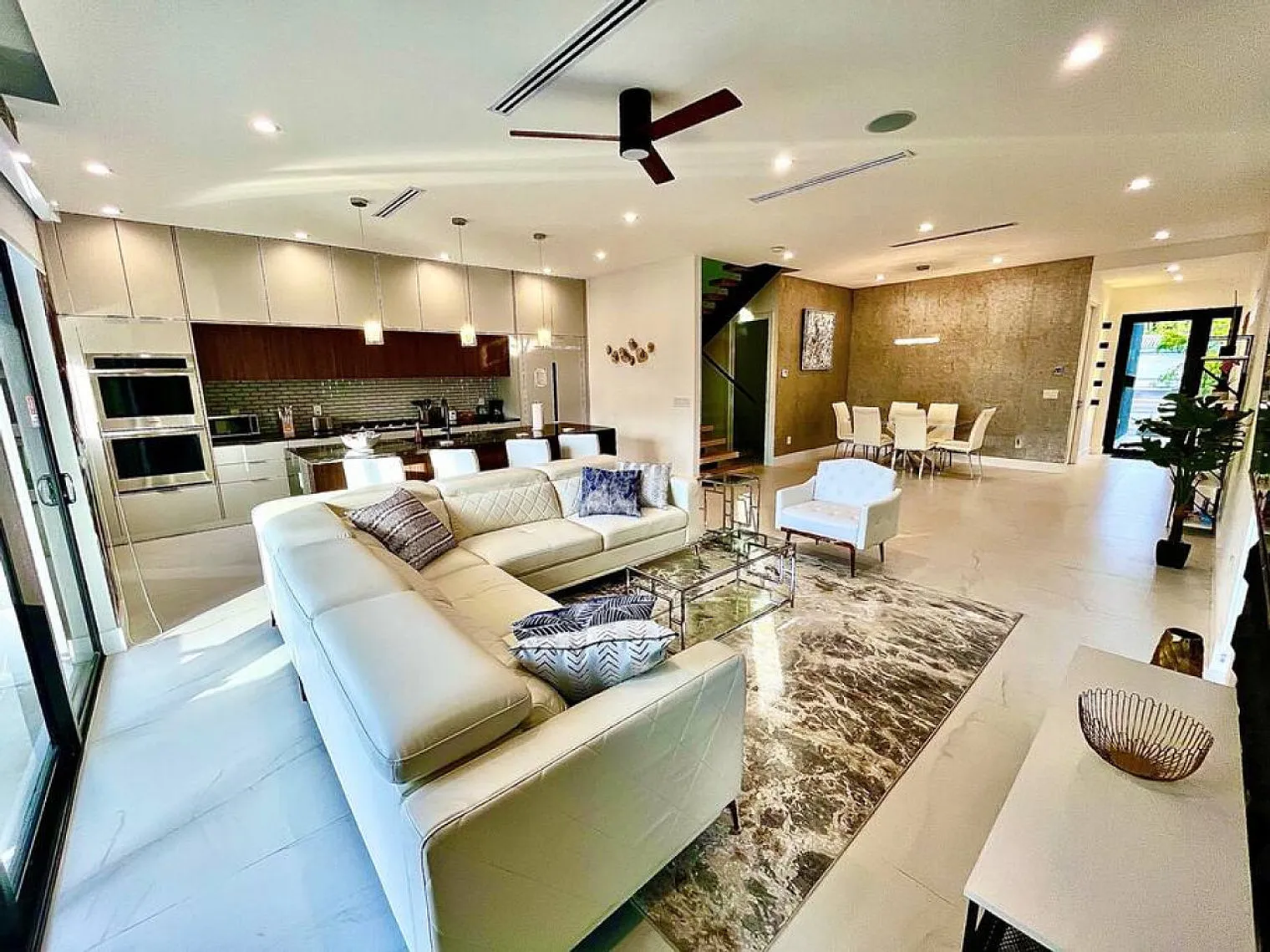 6 bed, 7.0 bath, 6555 sqft, $24,871 — Photo 4