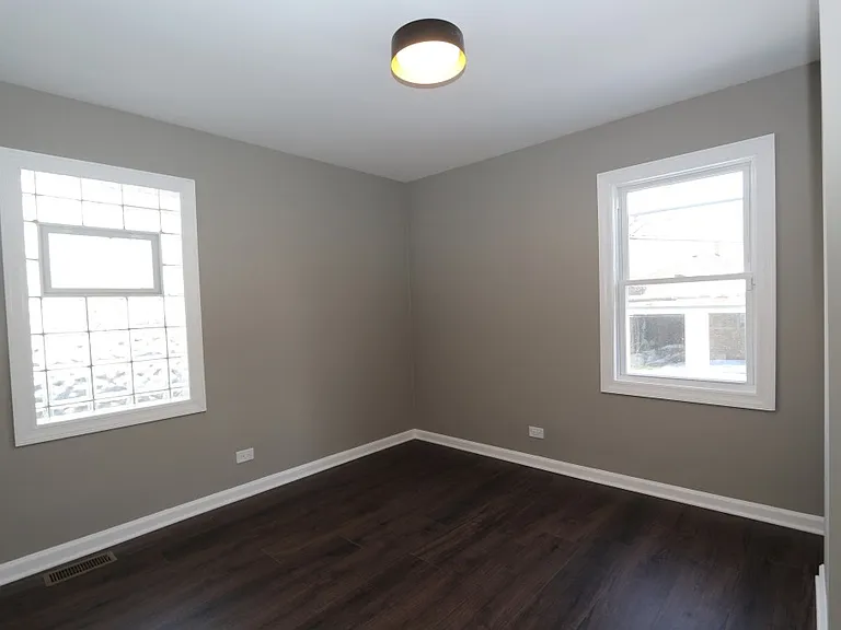 8719 S Honore St — Photo 16