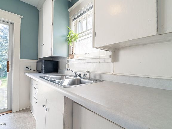 5th image of 2260 Morton Ave