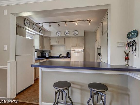 Kitchen & Breakfast Bar