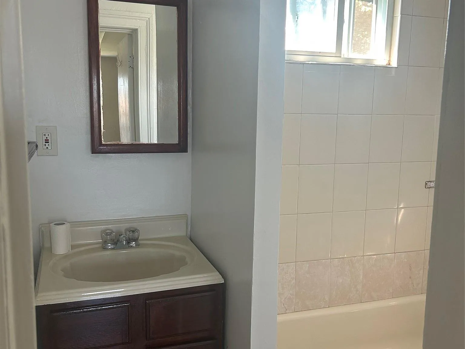 2 bed, 1.0 bath, 1865 sqft, $2,500 — Photo 2