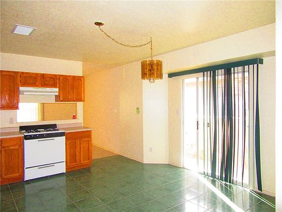 4th image of 2807 Castle Hill Cir