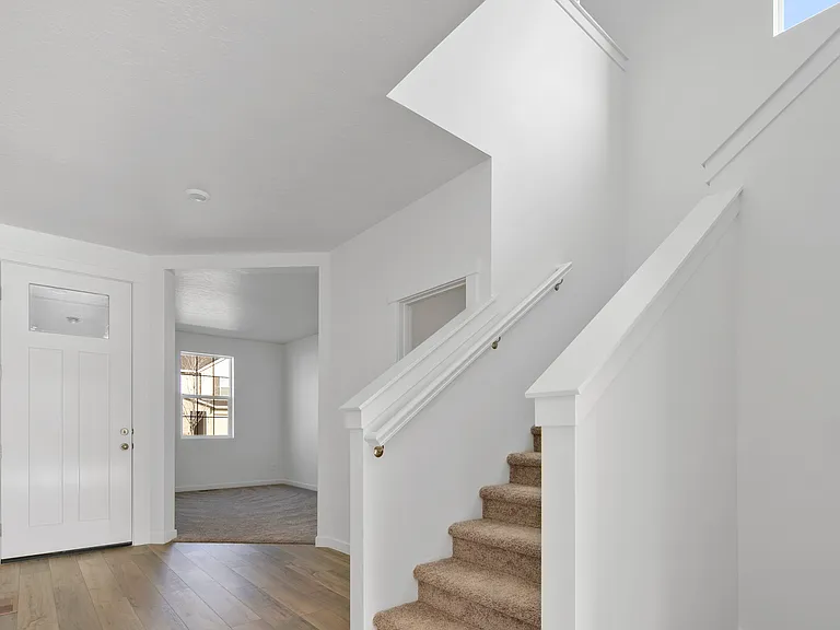 477 W Norwich St — Photo 2