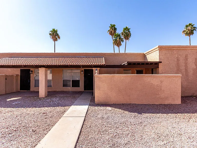 615 N Arrowhead Dr — Photo 1