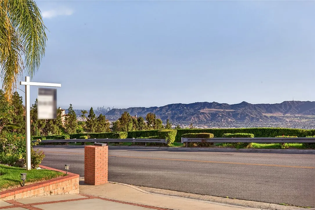 4 bed, 3137 sqft, $9,900 — Photo 4