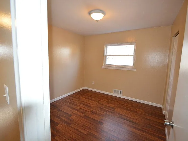 86 E Dallas Ave — Photo 4