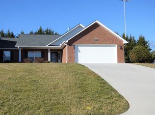 1042 Patriots Lndg, Dandridge, TN 37725
