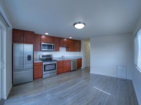 Spacious 3 Bed, 2 Bath Apartment in Queen Anne / Interbay In-Unit Washer & Dryer, Prime Location,...