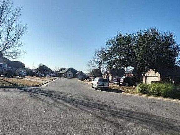 4th image of 820 Meadowview Ct