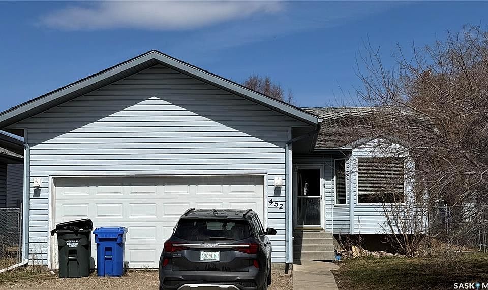 1st image of 452 Adams Cres