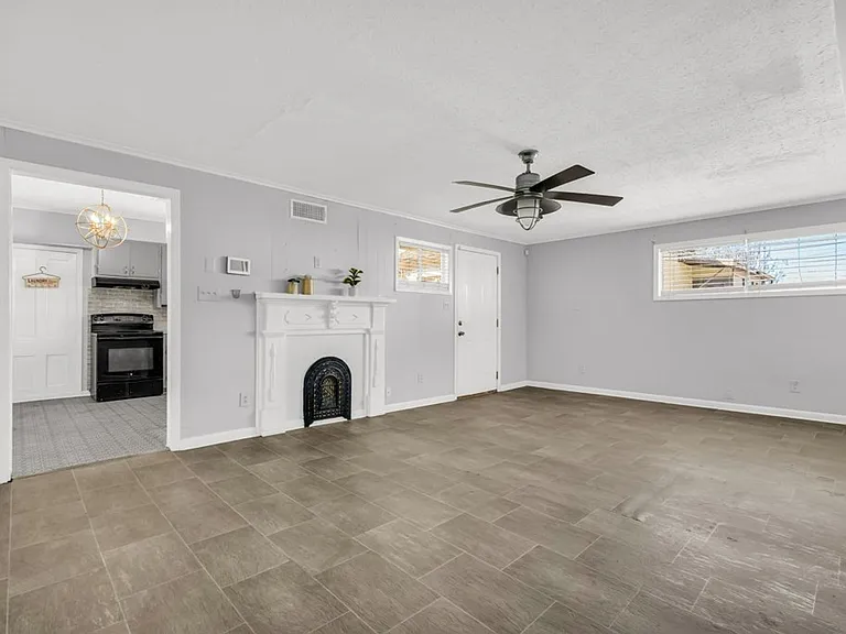 654A W Main St — Photo 3