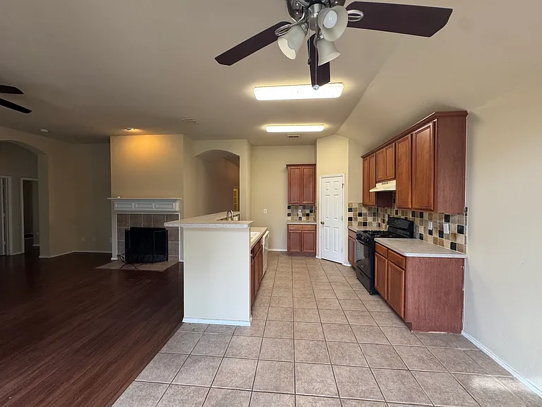 7205 Lake Jackson Dr — Photo 5
