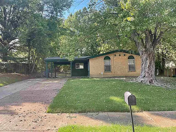 3 bed, 1.0 bath, 1008 sqft, $1,100 — Photo 2