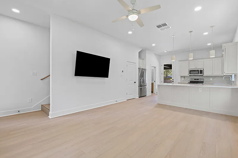 5 bed, 5.0 bath, 2500 sqft, $7,000 — Photo 3