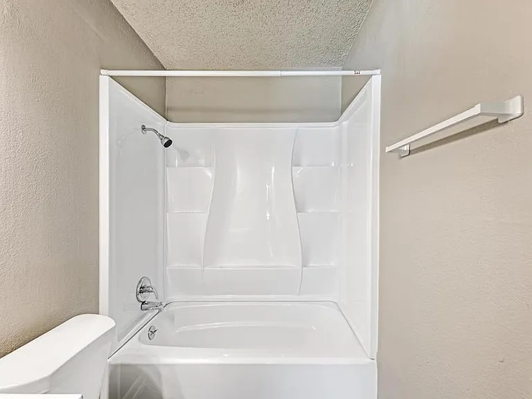 4713 Laverda Dr — Photo 16