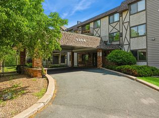 1304 W Medicine Lake Dr APT 102, Minneapolis, MN 55441