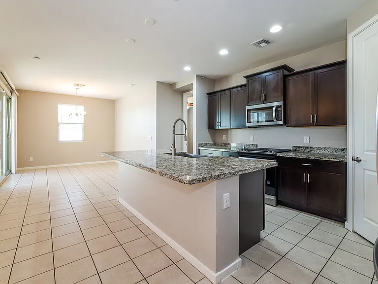 11022 W Marguerite Ave — Photo 5