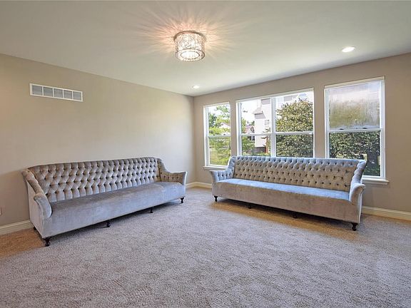 4th image of 737 Oriental Lily Dr