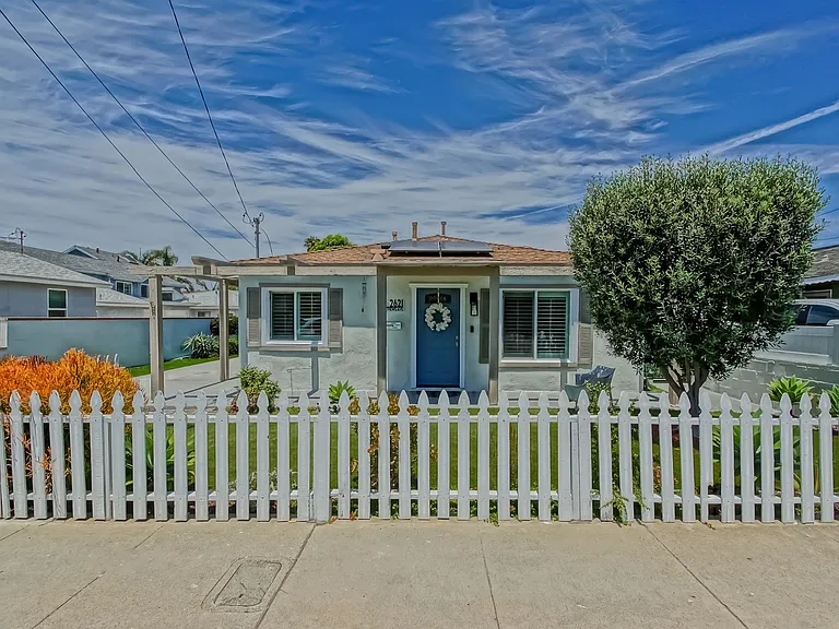 2621 Mathews Ave — Photo 2