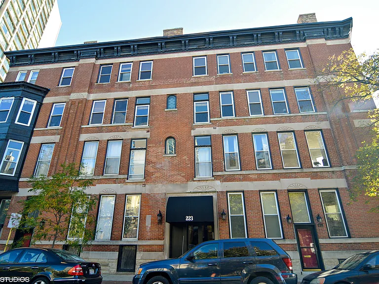 223 W Wisconsin St #2B — Photo 1
