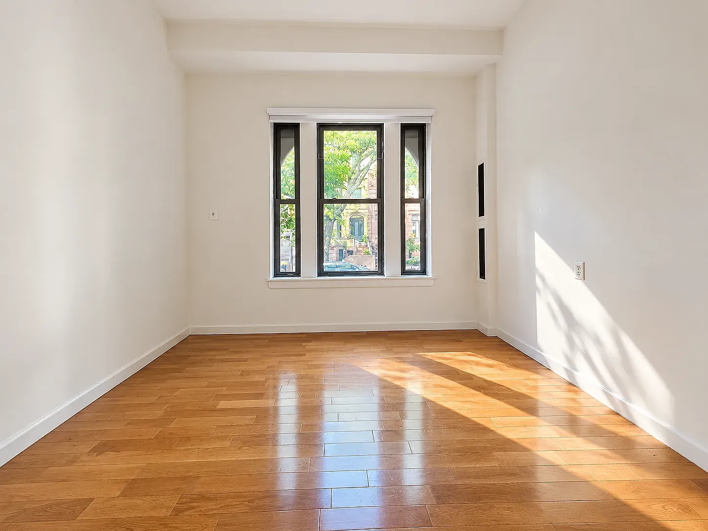 574 Jefferson Ave — Photo 3