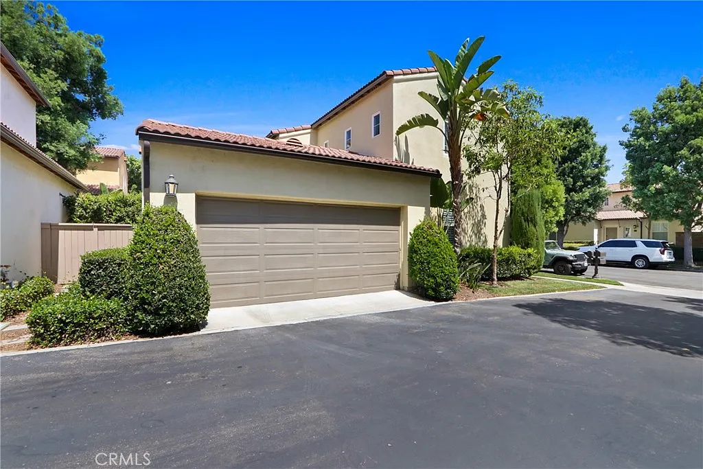 2 bed, 2.5 bath, 1211 sqft, $4,500 — Photo 2