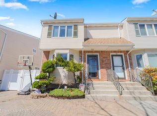 73 Ilyse Ct, Staten Island, NY 10306