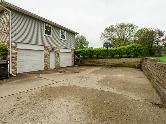 3rd image of 6382 Crestwood Ave