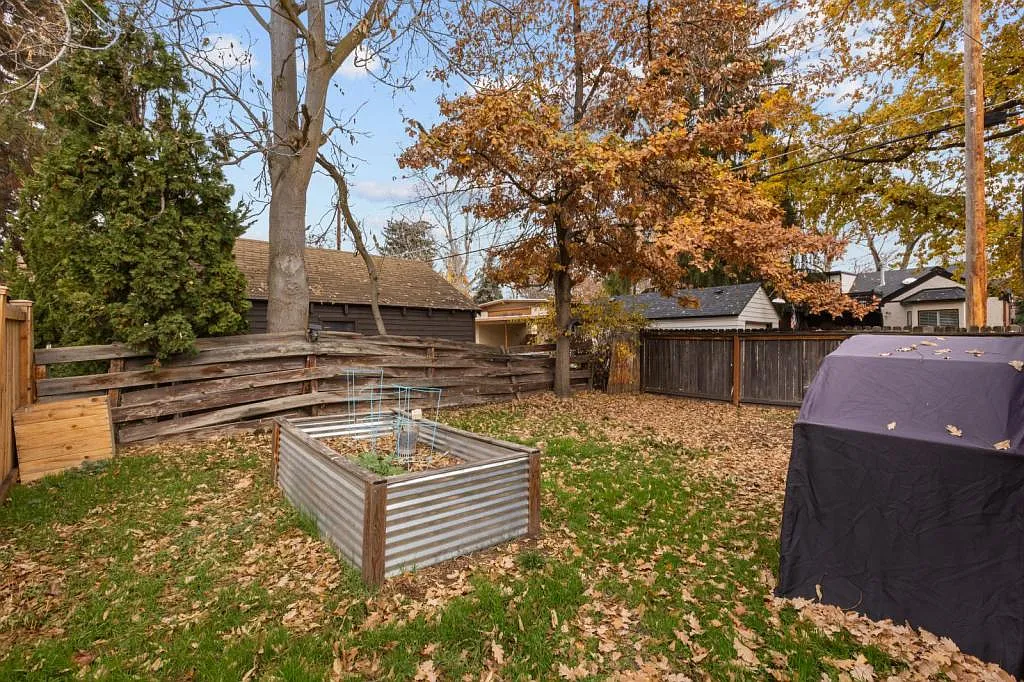 1672 W Dora St — Photo 3