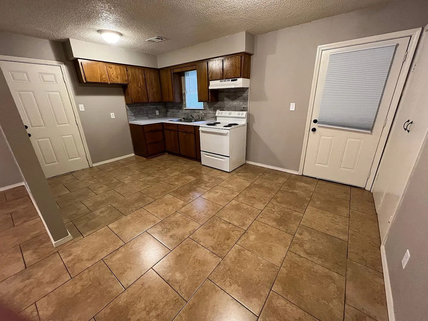 3 Bed 2 Bath 1 Car Garage Total Electric. Yard Care Included. — Photo 4