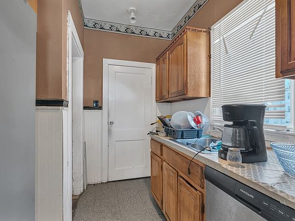 4th image of 77 Highland Ter