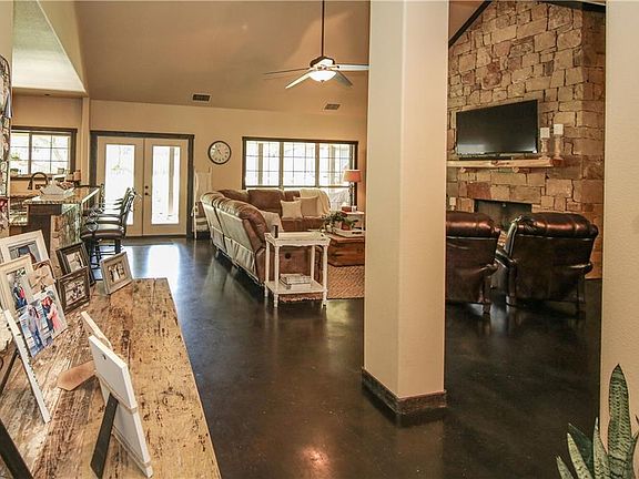 4th image of 208 Mesquite Trl