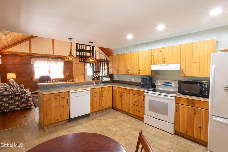 4th image of 181 Beecher Road
