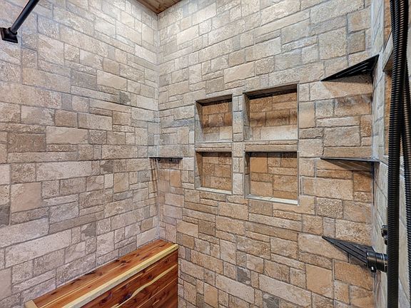 5th image of 10 Hemlock Ct