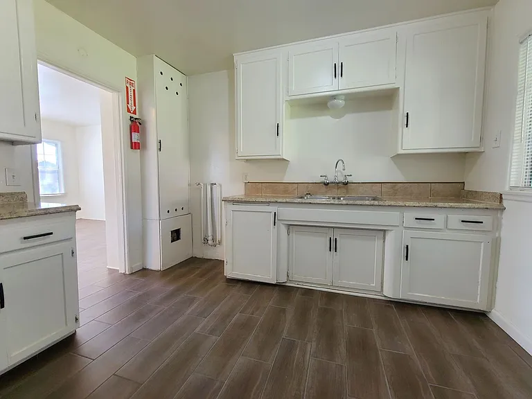 686 Courtland Dr — Photo 6