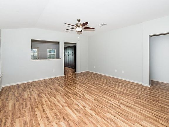 3rd image of 322 Foxglove Dr