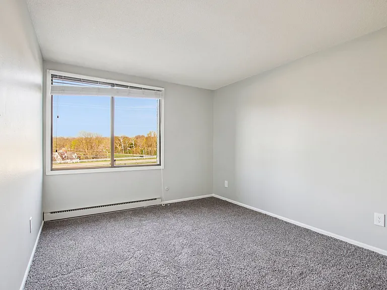 Edgewater Apartments — Photo 15