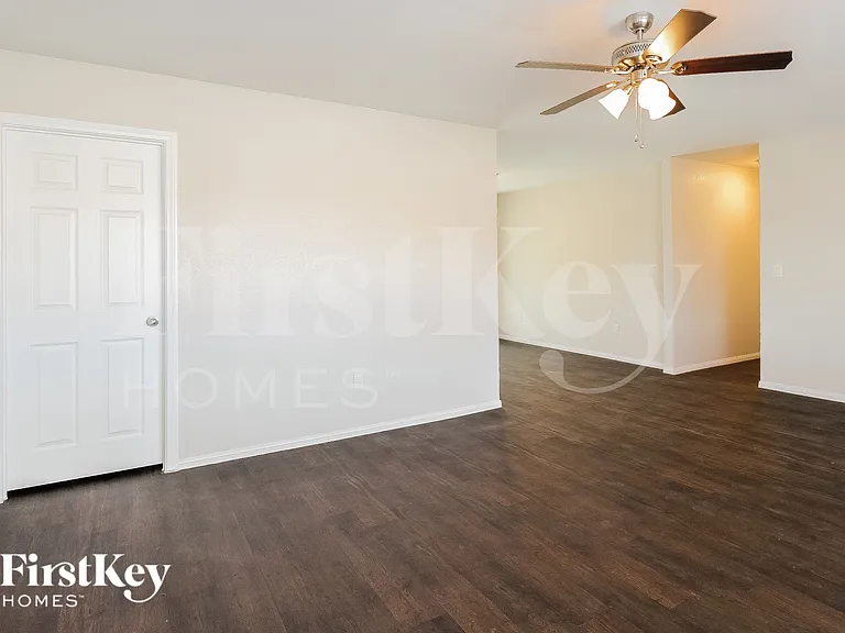 2128 Carver Ave — Photo 3