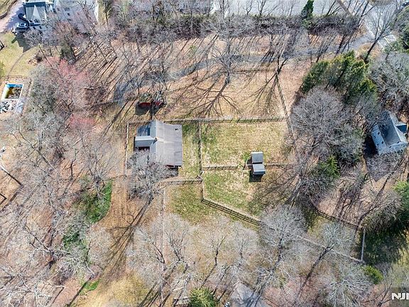 4th image of 98 E Saddle River Rd