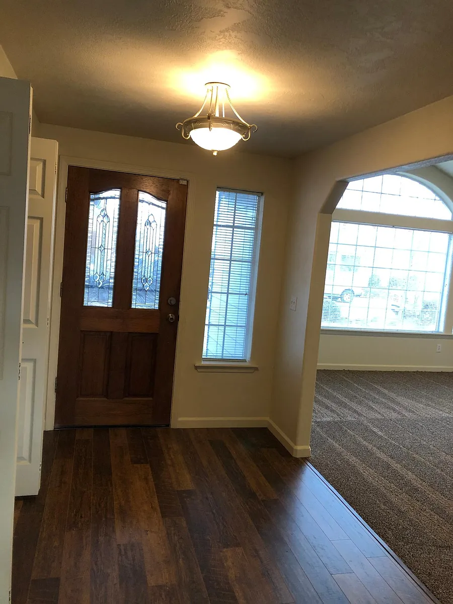 foyer and living room - 1475 Scofield St