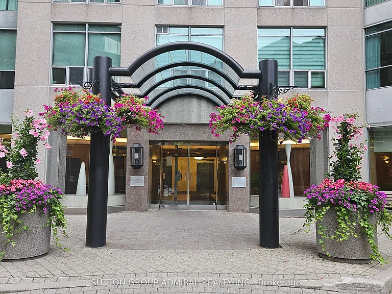 942 Yonge St #517 — Photo 2